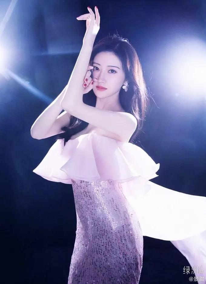 Loạt ảnh cũ bị đào lại, nhan sắc thật của ‘đệ nhất mỹ nữ Bắc Kinh’ Cảnh Điềm gây sốt MXH-8