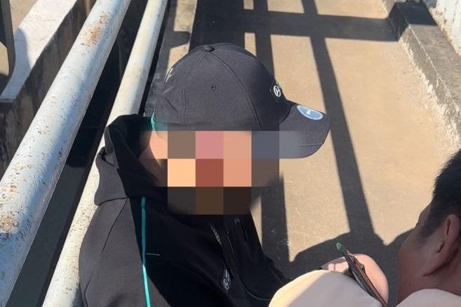 Cảnh sát động viên người đàn ông bỏ ý định nhảy cầu tự tử-1