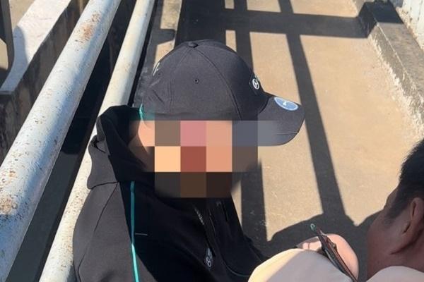 CSGT cứu người đàn ông nhảy cầu tự tử ở Long An-2