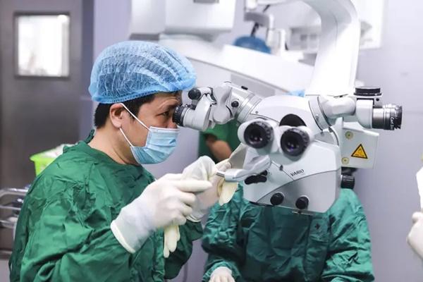 Nữ tiếp viên hàng không cầu cứu bác sĩ với chiếc mũi lệch sang phải-2