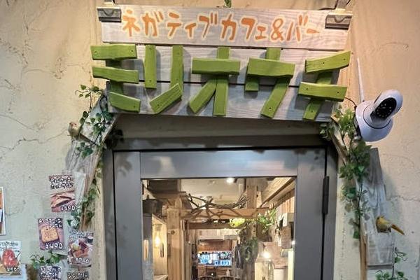 Quán cà phê luôn kín chỗ vì có view độc lạ: Khách tới ngồi ngắm nhân viên công sở tấp nập đi làm-10