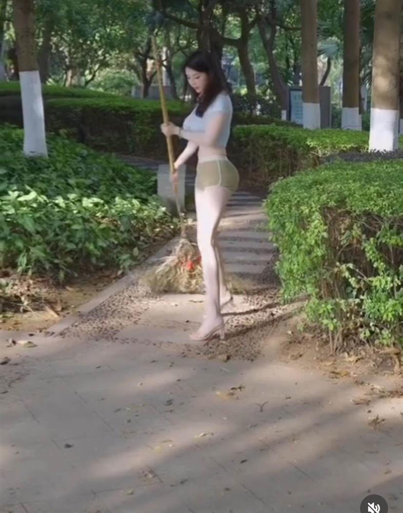 Người đẹp diện set đồ quyến rũ, quét lá trong công viên khiến bao ánh mắt đổ dồn-2