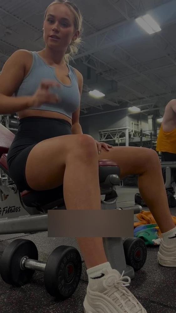 Người đẹp diện set đồ quyến rũ, quét lá trong công viên khiến bao ánh mắt đổ dồn-3