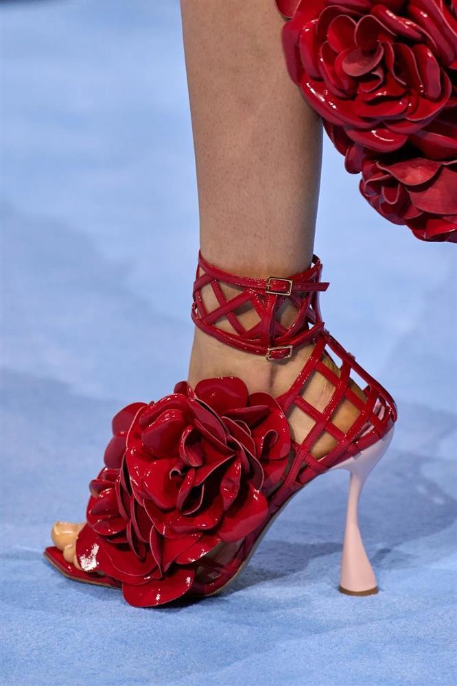 Diện giày màu gì để trông sang trọng, hợp mốt trong năm nay?-3