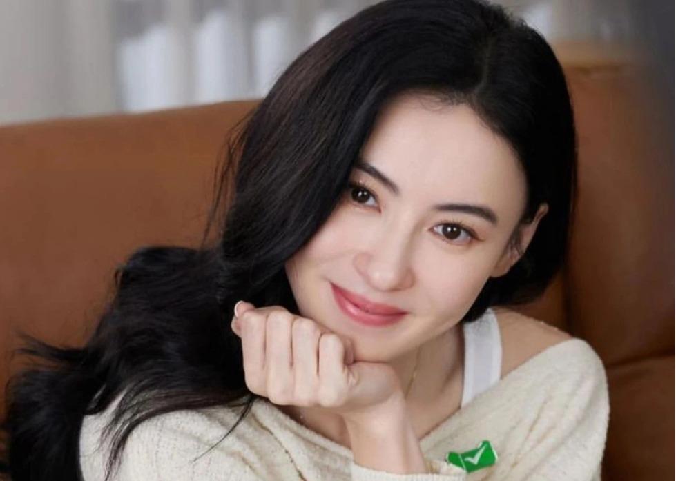 Quốc sắc thiên hương Trương Bá Chi phản ứng khi bị chê lỗi thời và già nua xấu xí ở tuổi 43-5