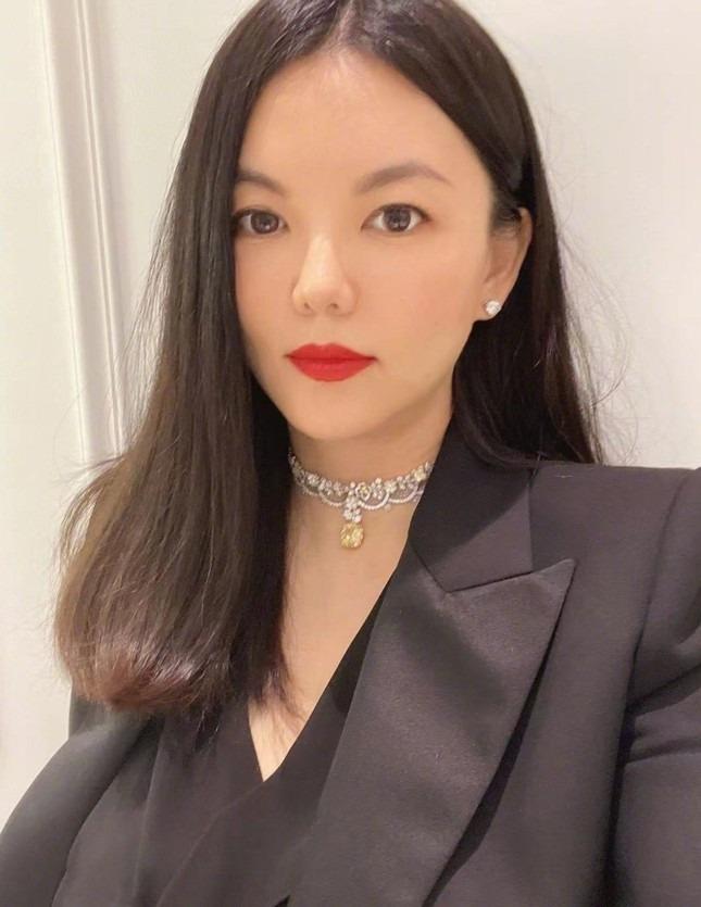 Từng bị tẩy chay vì giật bồ, mỹ nhân U50 rời xa hào quang sân khấu sống như bà hoàng, sở hữu 70 căn nhà và 171 nghìn tỷ-2