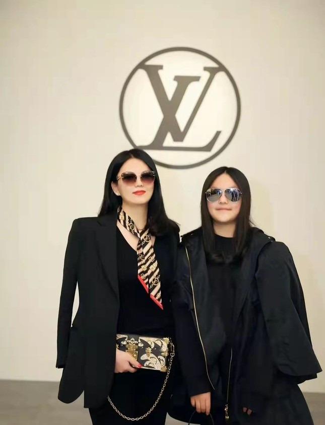 Từng bị tẩy chay vì giật bồ, mỹ nhân U50 rời xa hào quang sân khấu sống như bà hoàng, sở hữu 70 căn nhà và 171 nghìn tỷ-10