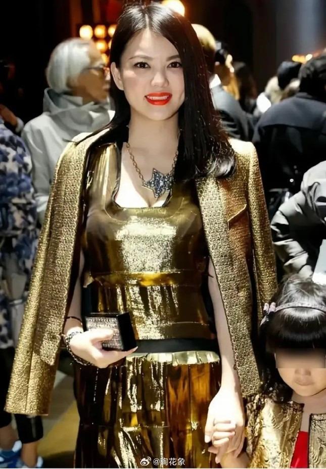 Từng bị tẩy chay vì giật bồ, mỹ nhân U50 rời xa hào quang sân khấu sống như bà hoàng, sở hữu 70 căn nhà và 171 nghìn tỷ-9