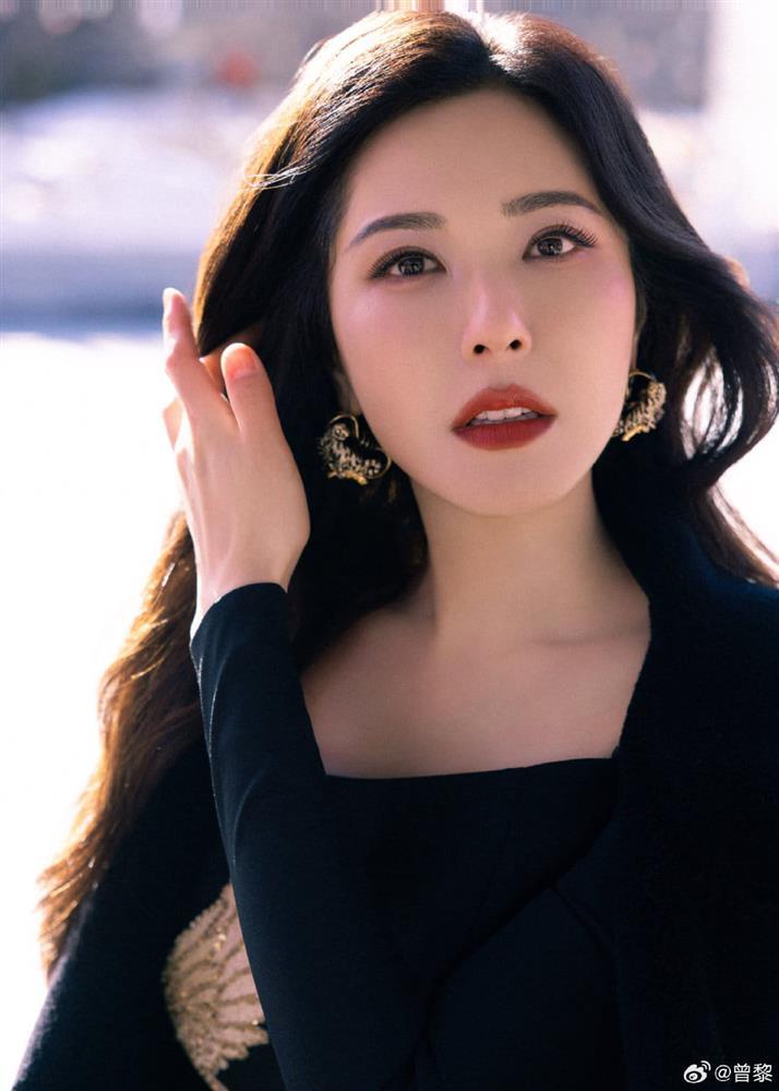 Mẹ Triệu Lộ Tư gây sốt với nhan sắc trẻ đẹp đến ngỡ ngàng-6