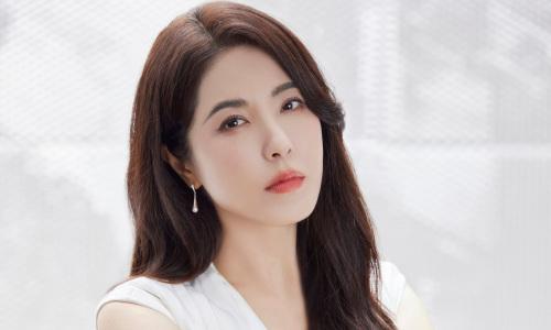 Mẹ Triệu Lộ Tư gây sốt với nhan sắc trẻ đẹp đến ngỡ ngàng-9