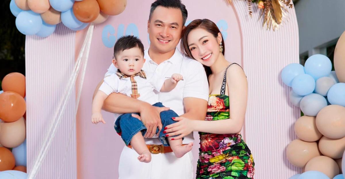 Mới hai tuổi đã phủ kín đồ hiệu, đi du lịch khắp nơi: Con trai Chi Bảo và vợ trẻ được khen không ngớt vì lí do này-1