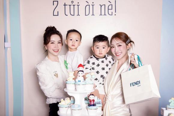 Mới hai tuổi đã phủ kín đồ hiệu, đi du lịch khắp nơi: Con trai Chi Bảo và vợ trẻ được khen không ngớt vì lí do này-9