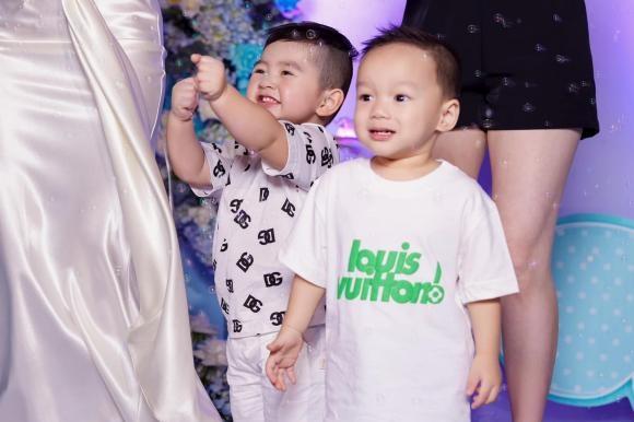 Mới hai tuổi đã phủ kín đồ hiệu, đi du lịch khắp nơi: Con trai Chi Bảo và vợ trẻ được khen không ngớt vì lí do này-5