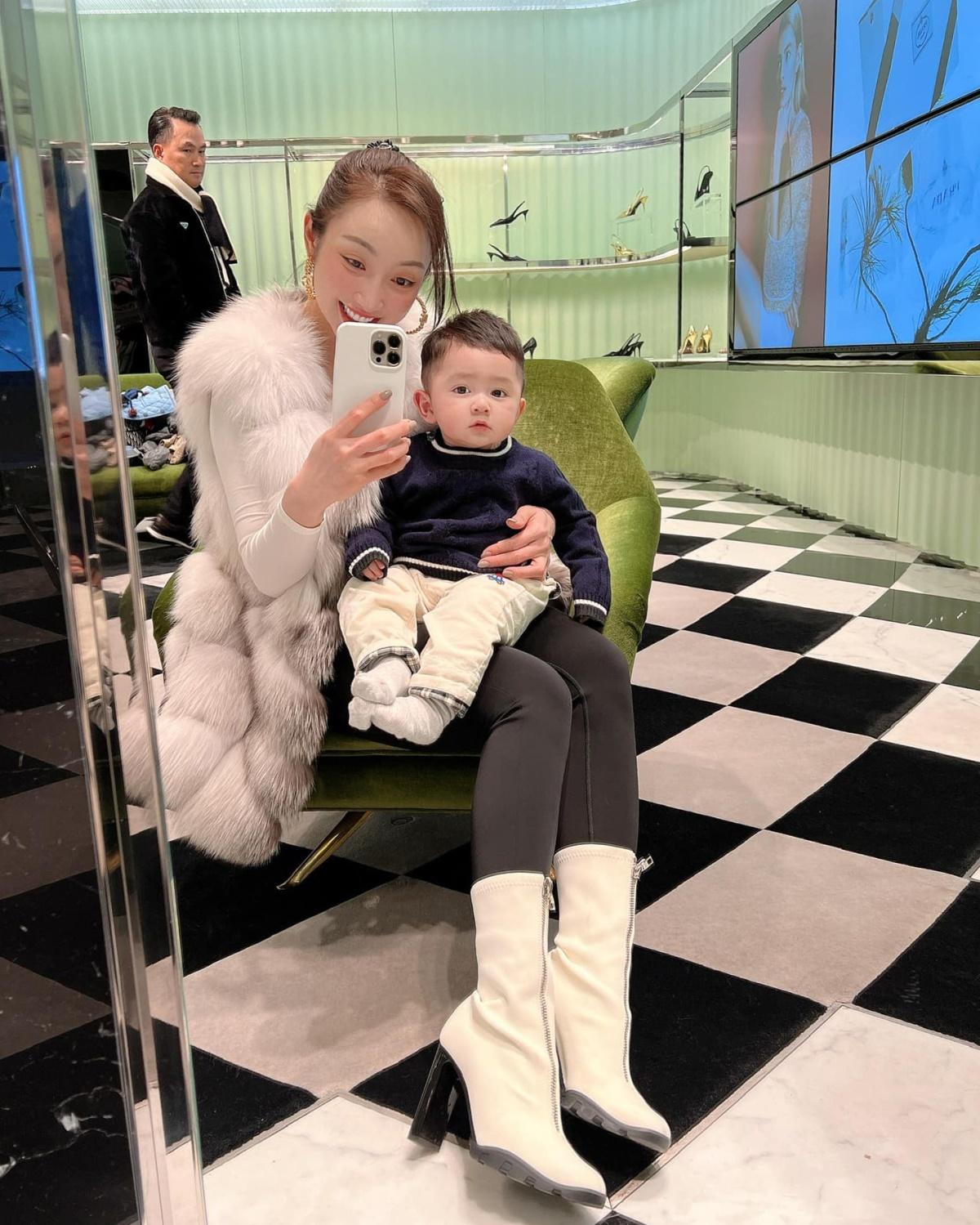 Mới hai tuổi đã phủ kín đồ hiệu, đi du lịch khắp nơi: Con trai Chi Bảo và vợ trẻ được khen không ngớt vì lí do này-3