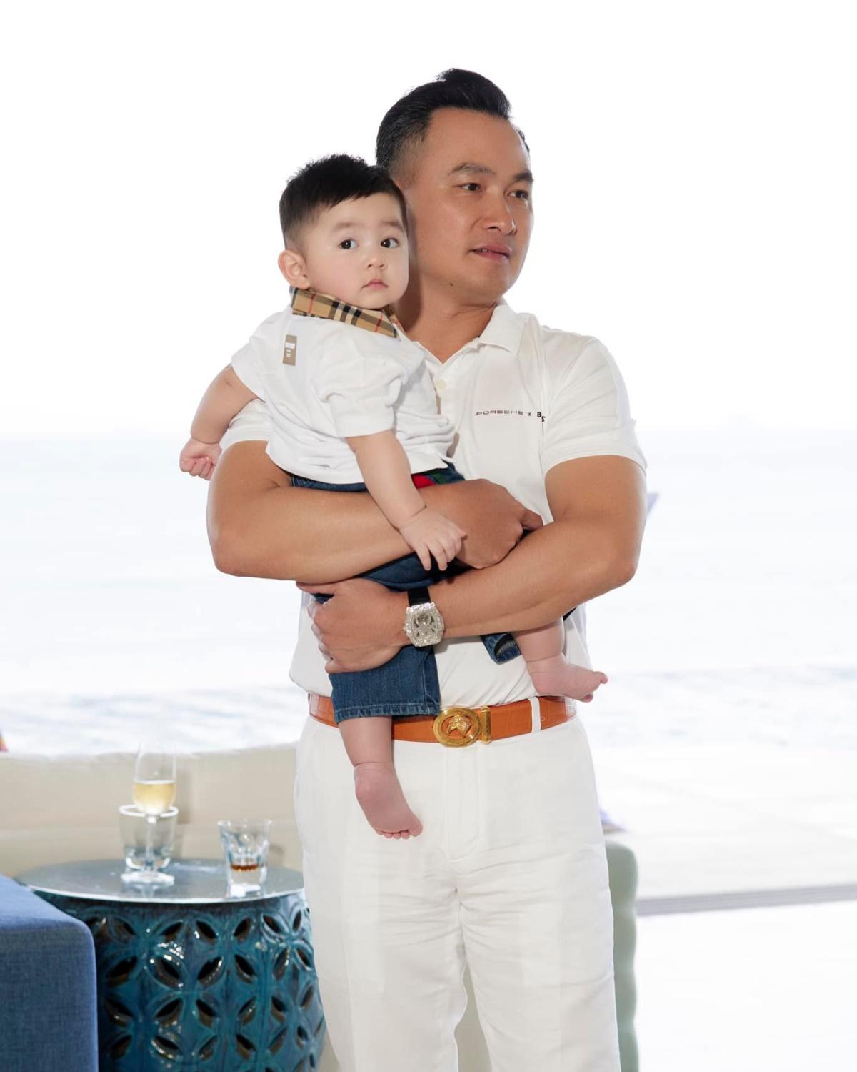 Mới hai tuổi đã phủ kín đồ hiệu, đi du lịch khắp nơi: Con trai Chi Bảo và vợ trẻ được khen không ngớt vì lí do này-4