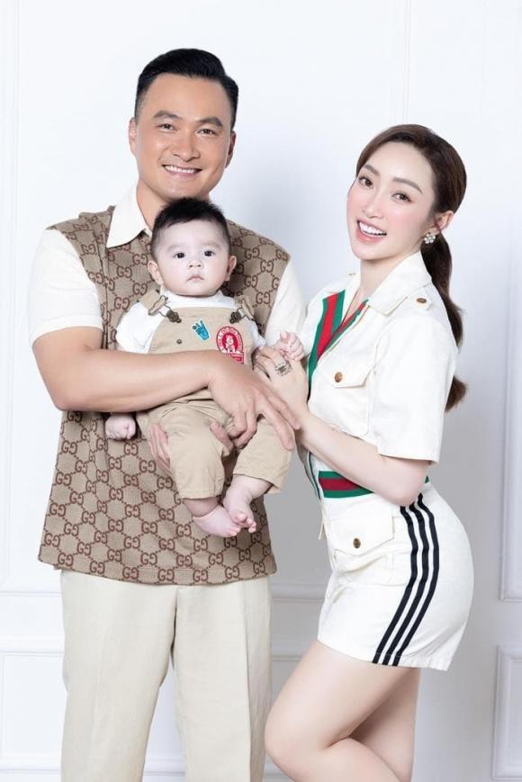 Mới hai tuổi đã phủ kín đồ hiệu, đi du lịch khắp nơi: Con trai Chi Bảo và vợ trẻ được khen không ngớt vì lí do này-8