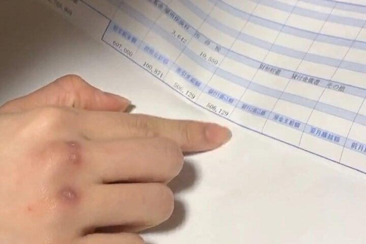 Clip bóc phong bì thưởng Tết 185 triệu đồng của cặp vợ chồng trẻ gây sốt mạng-2