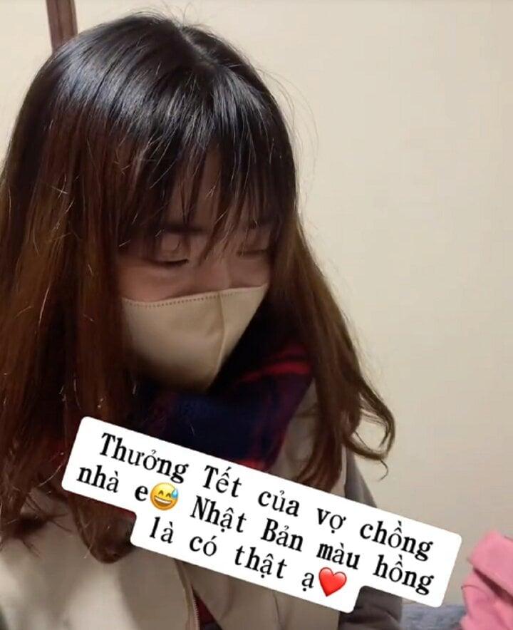 Clip bóc phong bì thưởng Tết 185 triệu đồng của cặp vợ chồng trẻ gây sốt mạng-1