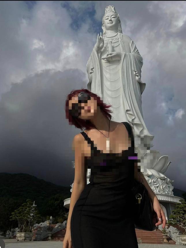 Tranh cãi du khách Hàn Quốc mặc hở bạo khi đi chùa Linh Ứng-1