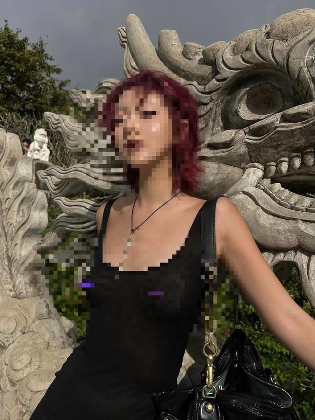 Tranh cãi du khách Hàn Quốc mặc hở bạo khi đi chùa Linh Ứng-2