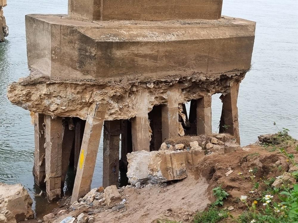 Xôn xao hình ảnh trụ cầu Trung Hà nối Hà Nội - Phú Thọ trơ sắt thép-2