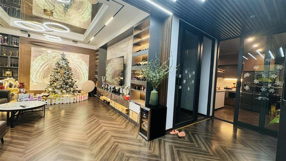 Cơ ngơi bạc tỷ của Hồng Đăng giữa lòng Hà Nội: Bề thế, khang trang cỡ nào mà ái nữ dọn bở hơi tai chưa xong?-3