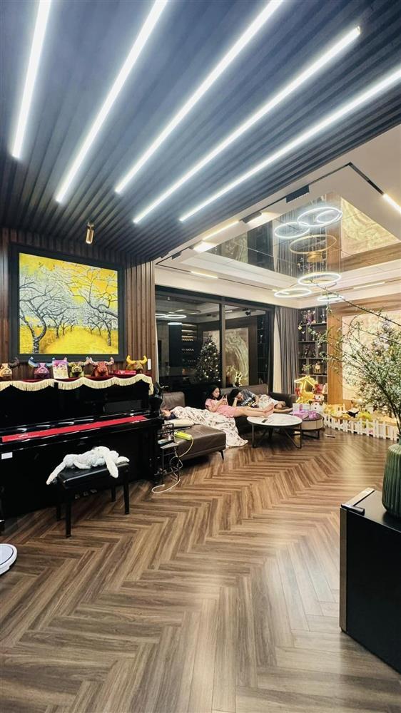 Cơ ngơi bạc tỷ của Hồng Đăng giữa lòng Hà Nội: Bề thế, khang trang cỡ nào mà ái nữ dọn bở hơi tai chưa xong?-4