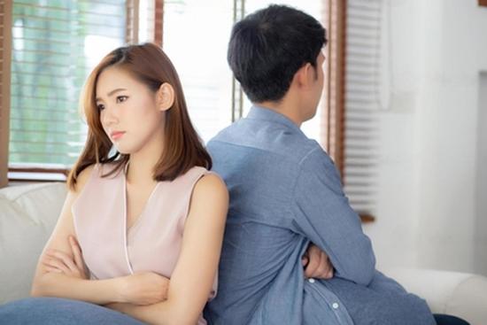 Bạn trai từng ly hôn nói với tôi: 'Nhà ai nấy lo, mẹ ai nấy chăm'