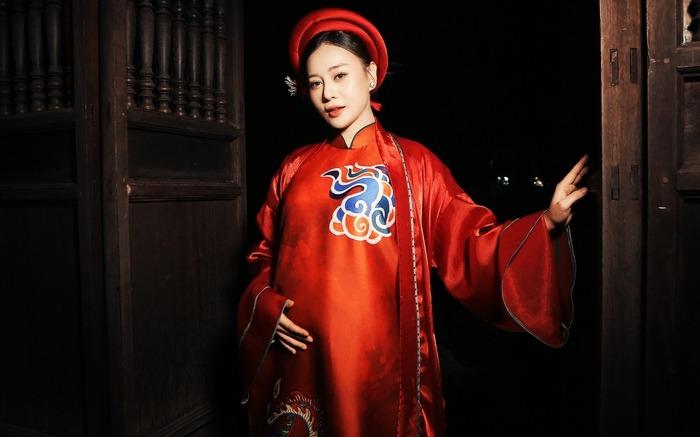 Phương Oanh bế bụng bầu trình diễn áo dài-1