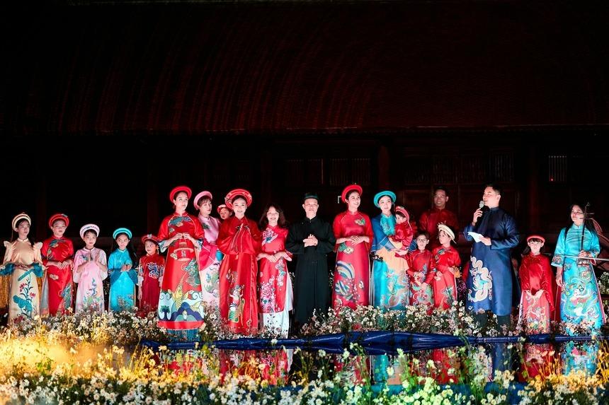 Bộ sưu tập áo dài lấy cảm hứng từ tranh Kim Hoàng được trình diễn trong chương trình "Nơi Tôi Sinh Ra"