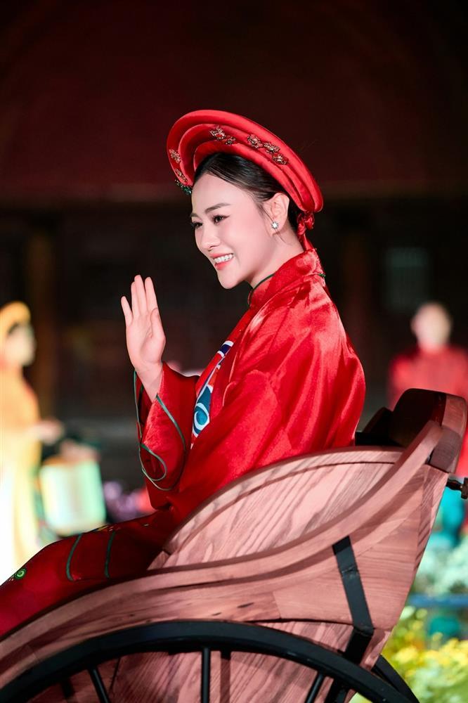 Phương Oanh bế bụng bầu trình diễn áo dài-4