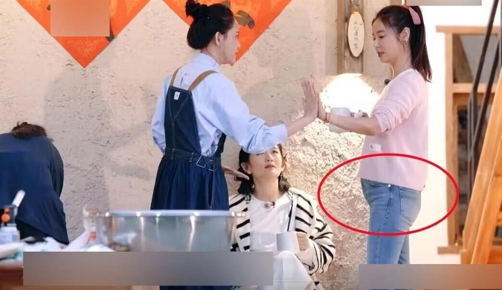 Vòng 2 to bất thường, Lâm Tâm Như bị đồn mang thai lần 2 ở tuổi 48 sau 7 năm kết hôn?-2