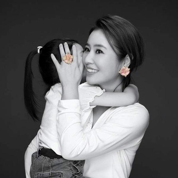 Vòng 2 to bất thường, Lâm Tâm Như bị đồn mang thai lần 2 ở tuổi 48 sau 7 năm kết hôn?-6