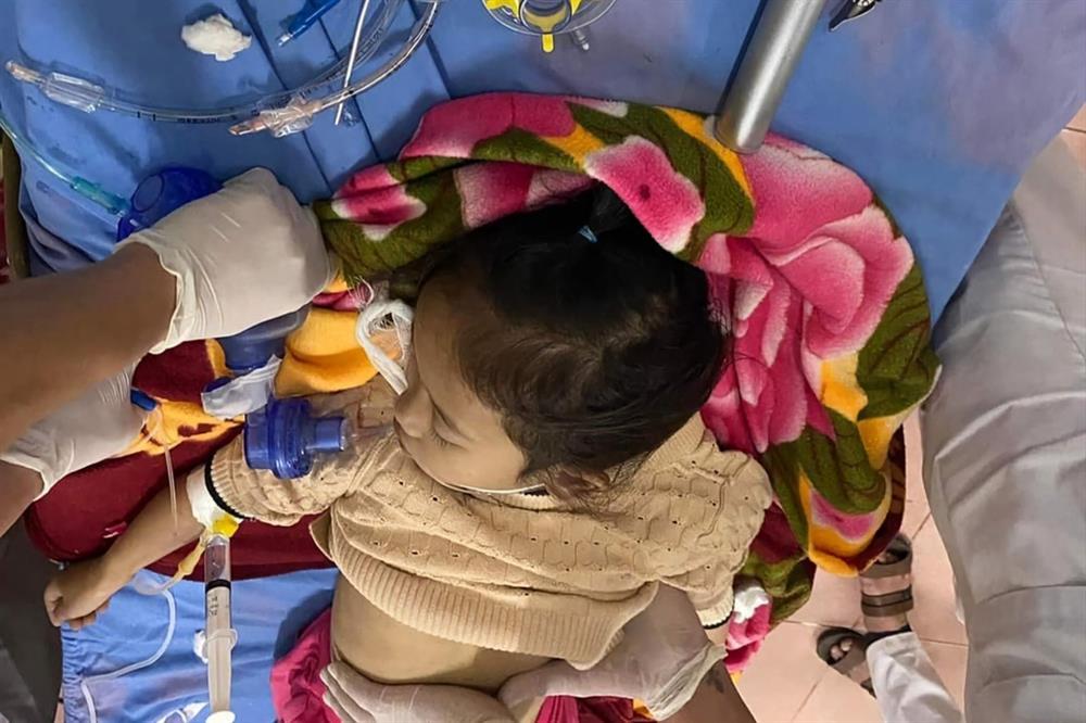 Bé gái 6 tuổi nguy kịch vì bị sặc kẹo-1