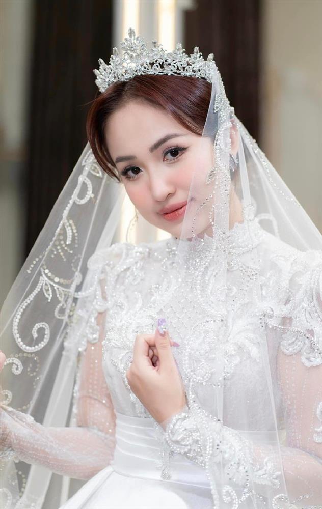 MC Vân Hugo lộng lẫy trong đám cưới lần 2, Hồ Hoài Anh thân thiết với chú rể-1