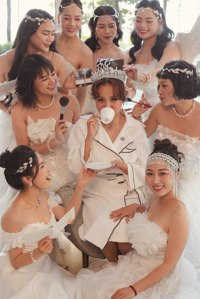 MC Vân Hugo lộng lẫy trong đám cưới lần 2, Hồ Hoài Anh thân thiết với chú rể-3