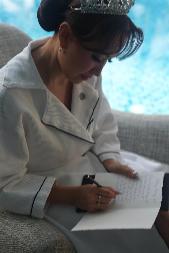 MC Vân Hugo lộng lẫy trong đám cưới lần 2, Hồ Hoài Anh thân thiết với chú rể-7