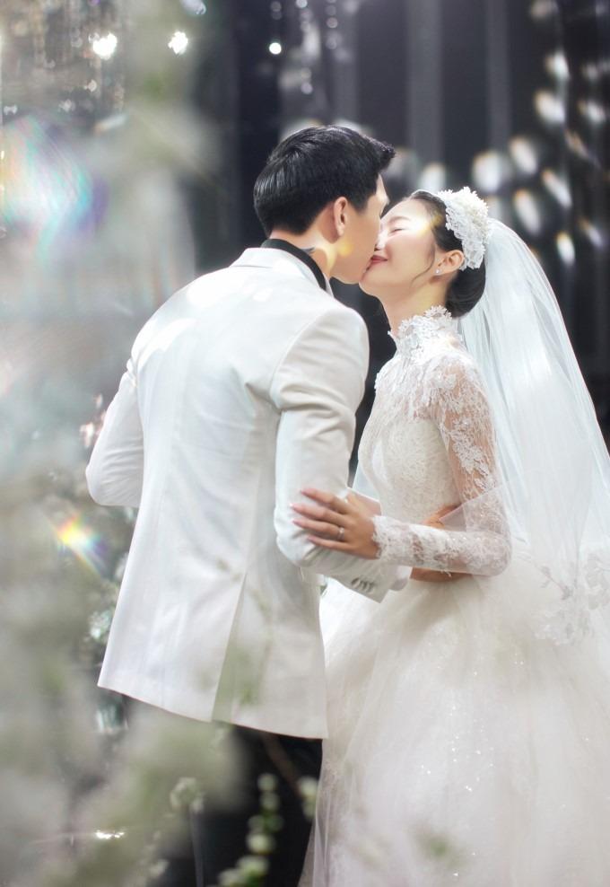 Dàn cầu thủ Việt theo vợ bỏ cuộc chơi trong năm 2023: Đám cưới Đoàn Văn Hậu gây bão mạng xã hội-1