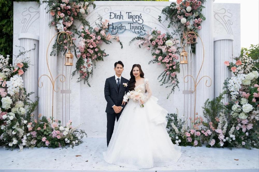 Dàn cầu thủ Việt theo vợ bỏ cuộc chơi trong năm 2023: Đám cưới Đoàn Văn Hậu gây bão mạng xã hội-2