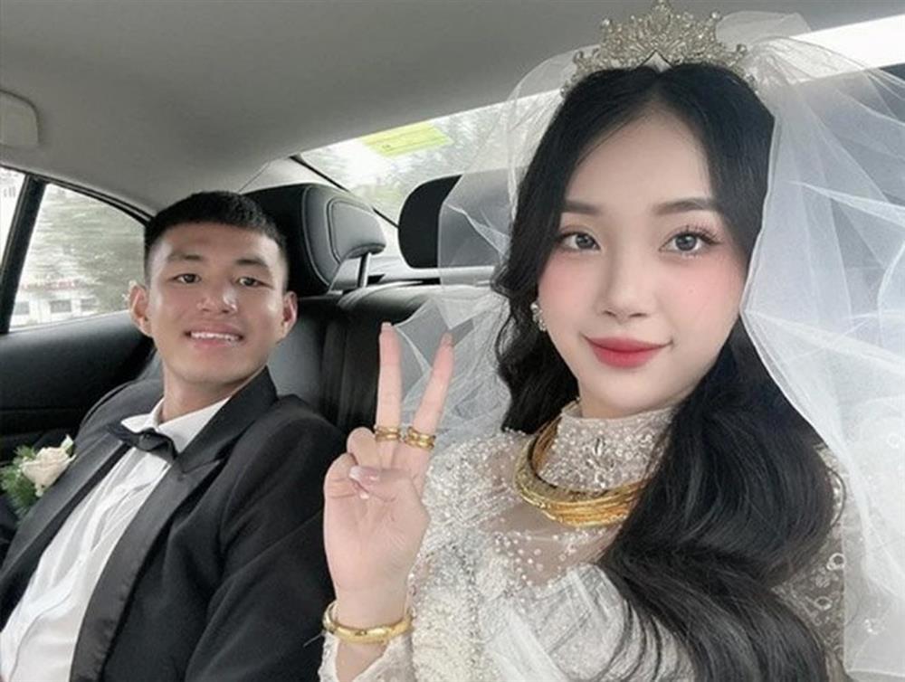 Dàn cầu thủ Việt theo vợ bỏ cuộc chơi trong năm 2023: Đám cưới Đoàn Văn Hậu gây bão mạng xã hội-4