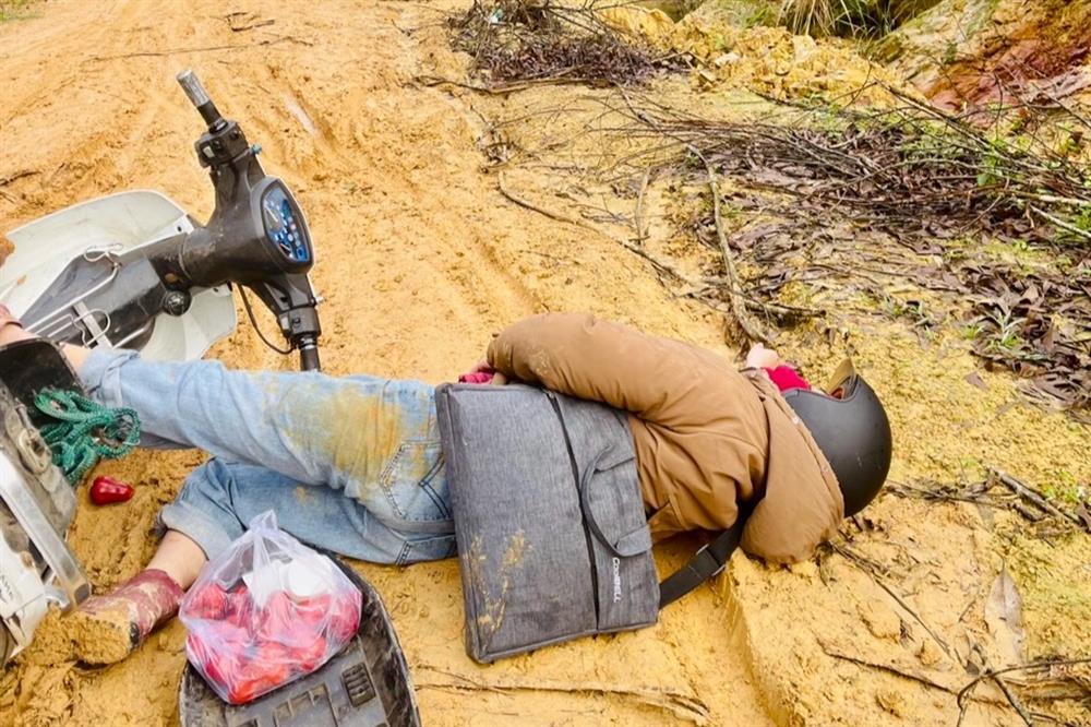 Cô giáo vùng cao đến trường, ngã sõng soài trên con đường ngập bùn đất-1