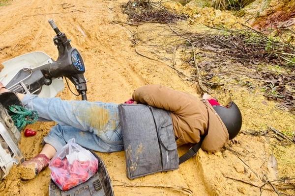 Clip cậu bé vùng cao ăn mèn mén quá ngon miệng khiến dân mạng nghẹn ngào-1