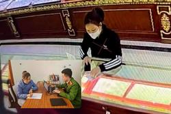 'Nữ quái' giả vờ mua hàng để tráo vàng giả, cướp vàng thật