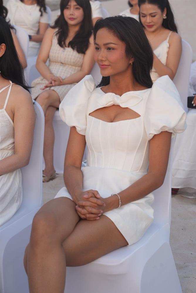 Mai Phương Thúy, Lã Thanh Huyền nổi bật trong đám cưới Vân Hugo-6