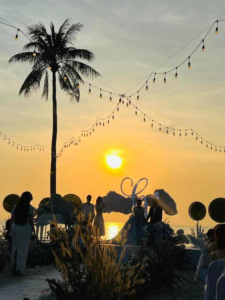 Chồng gạt nước mắt trong đám cưới với MC Vân Hugo trước biển-1