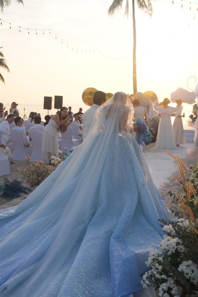 Chồng gạt nước mắt trong đám cưới với MC Vân Hugo trước biển-3