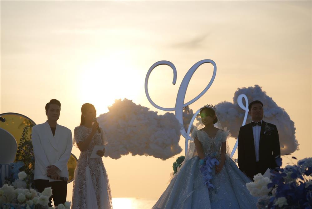 Chồng gạt nước mắt trong đám cưới với MC Vân Hugo trước biển-4