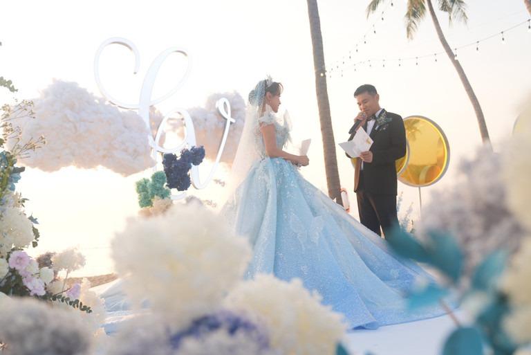 Chồng gạt nước mắt trong đám cưới với MC Vân Hugo trước biển-5