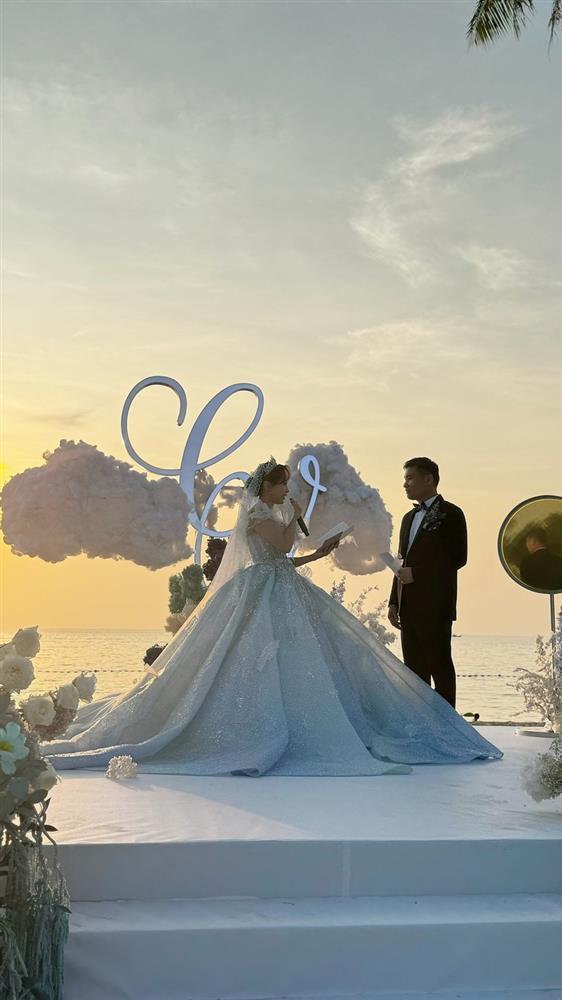 Chồng gạt nước mắt trong đám cưới với MC Vân Hugo trước biển-6