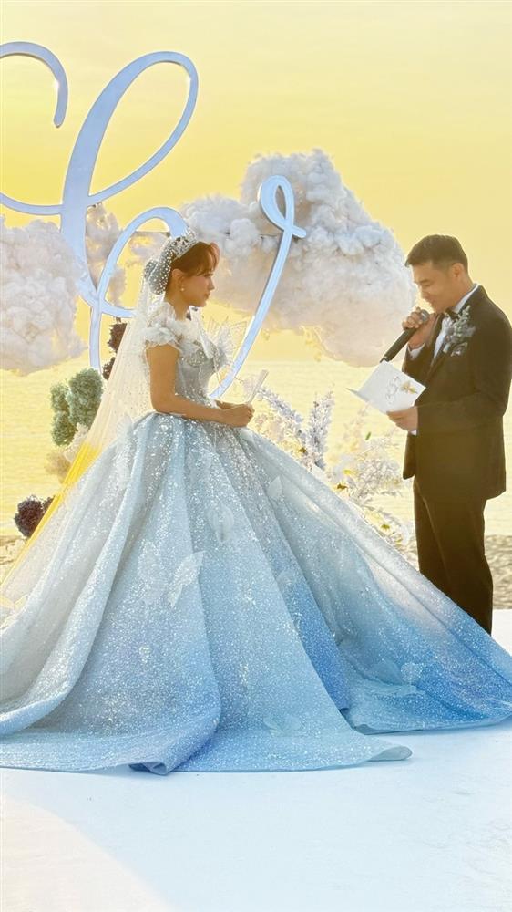 Chồng gạt nước mắt trong đám cưới với MC Vân Hugo trước biển-7